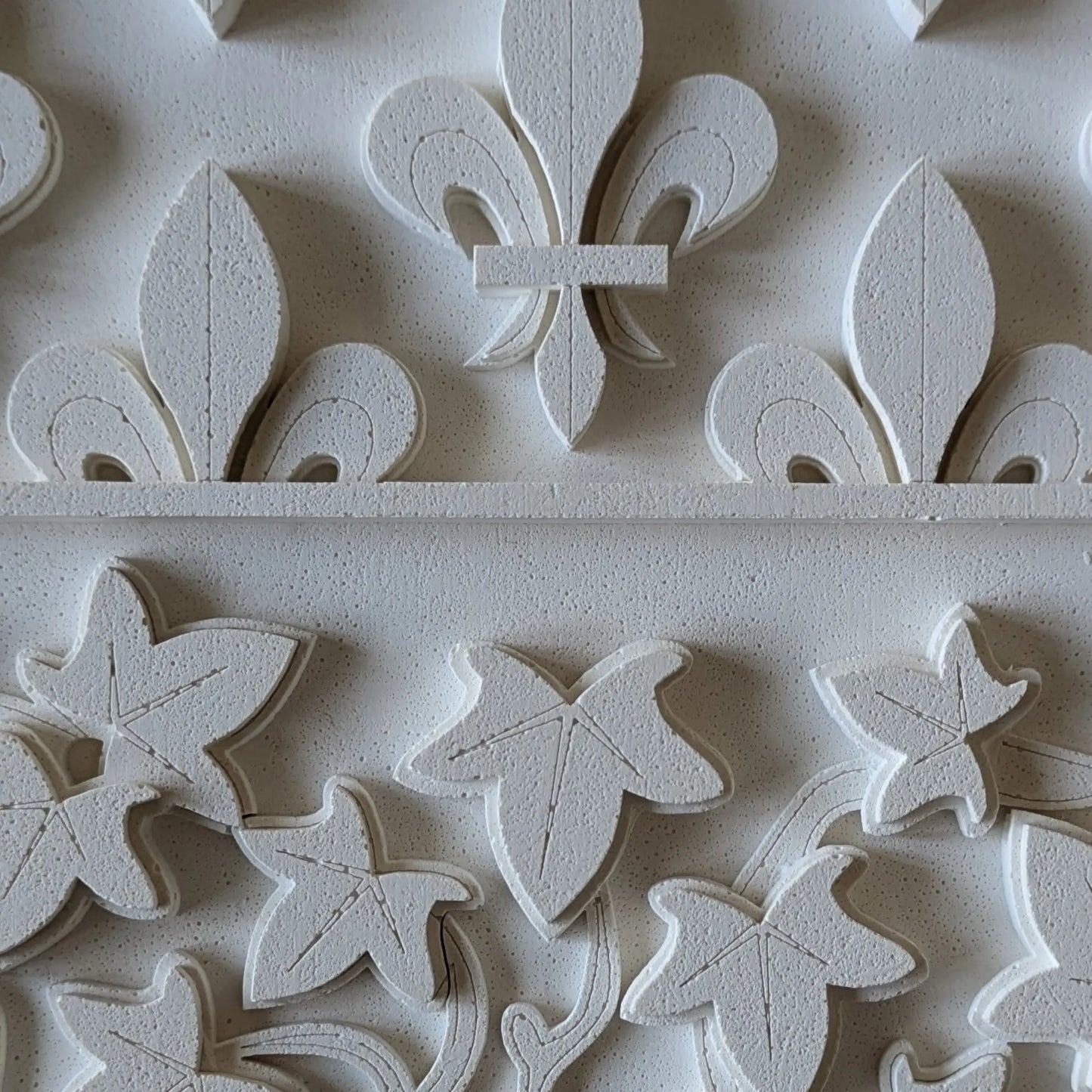un écusson avec des fleurs de lys