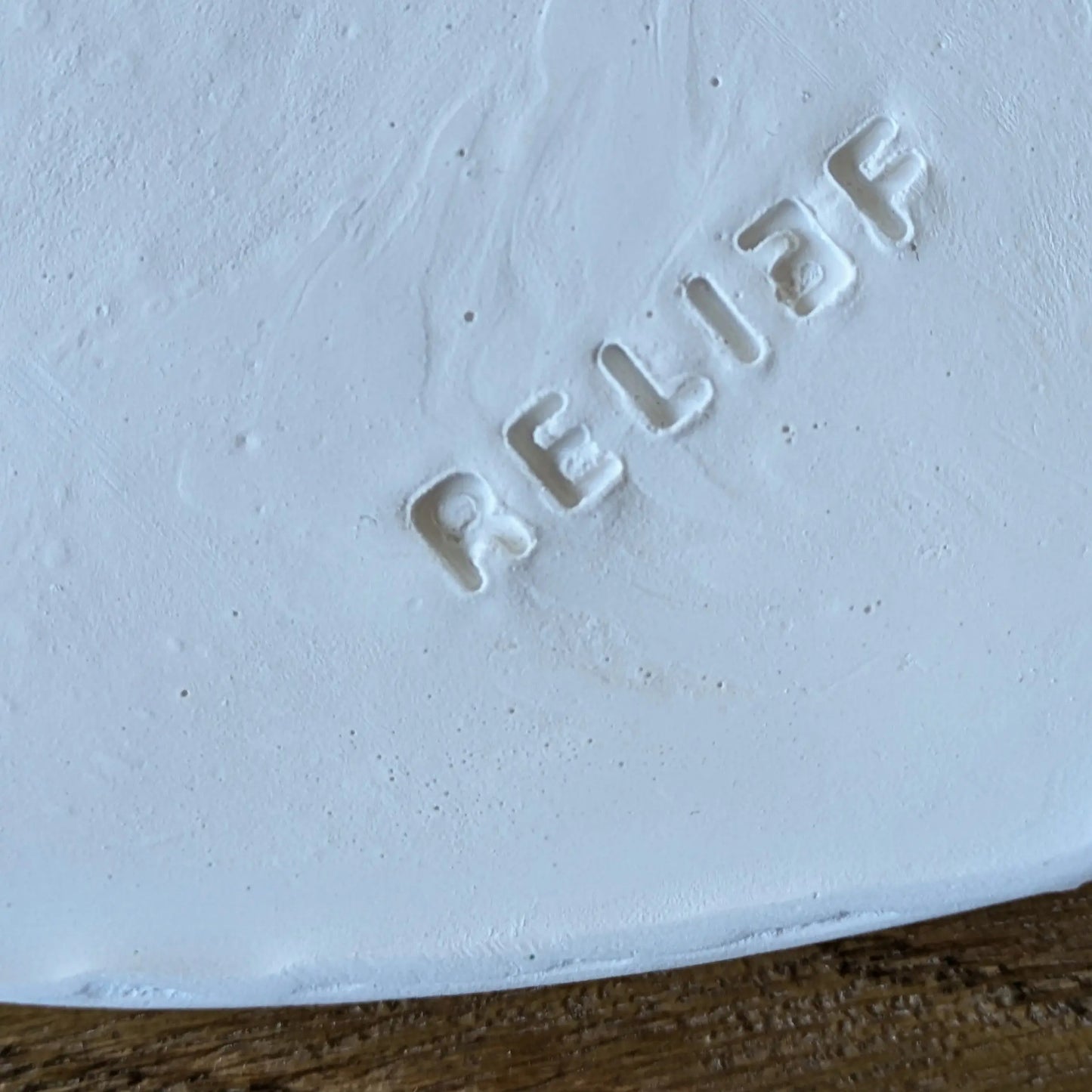 signature Relief au dos de la sculpture