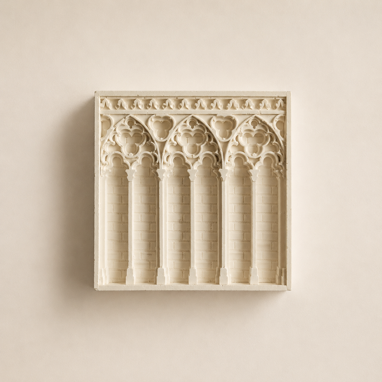 Bas-relief de la Galerie des Chimères de Notre-Dame de Paris, arcature gothique en plâtre fait main