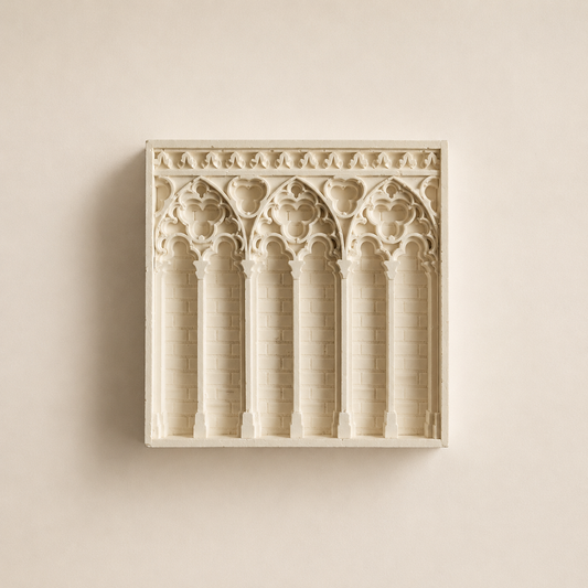 Bas-relief de la Galerie des Chimères de Notre-Dame de Paris, arcature gothique en plâtre fait main