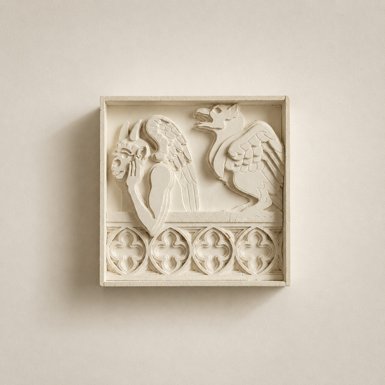 Bas-relief du Stryge de Notre-Dame de Paris, chimère en plâtre façonnée à la main