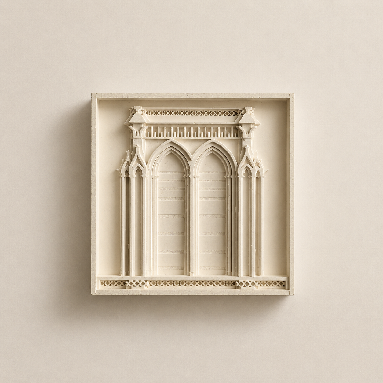 Bas-relief de la Galerie des Chimères de Notre-Dame de Paris, arcature gothique en plâtre fait main