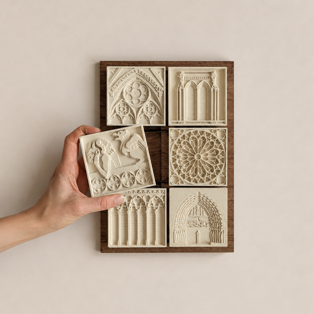 Insertion d'un bas-relief dans le tableau sextuor Notre-Dame, système modulaire fait main